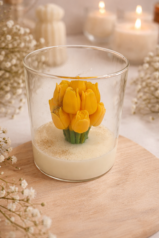🌼 Sfeervolle kaars met Tulpen Boeket – warmte en elegantie in één