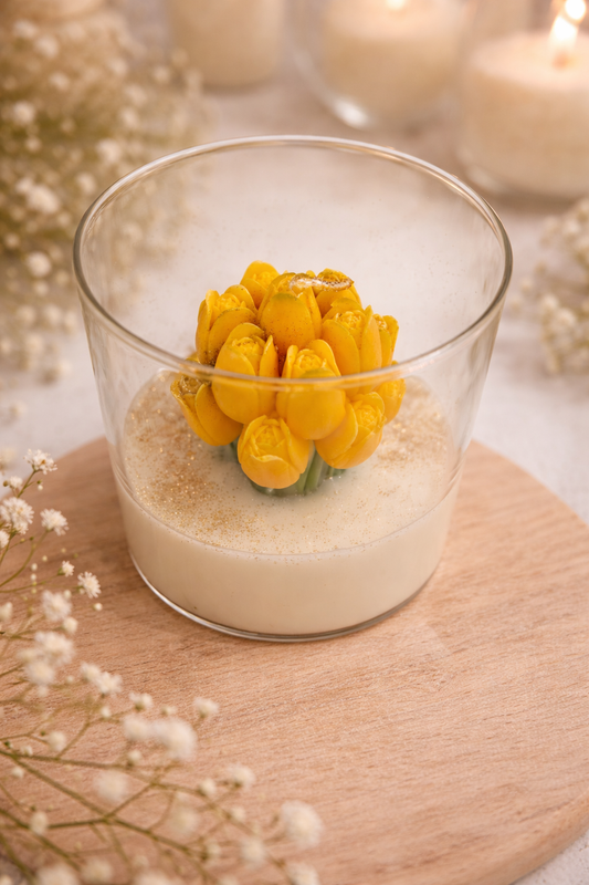 🌼 Sfeervolle kaars met Tulpen Boeket – warmte en elegantie in één