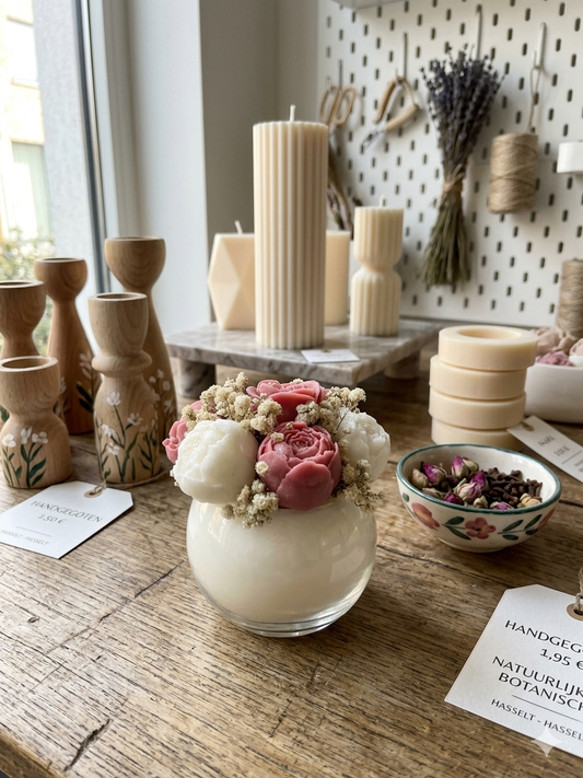 ✨ Handgemaakte bloemenkaars – een tijdloze blikvanger ✨