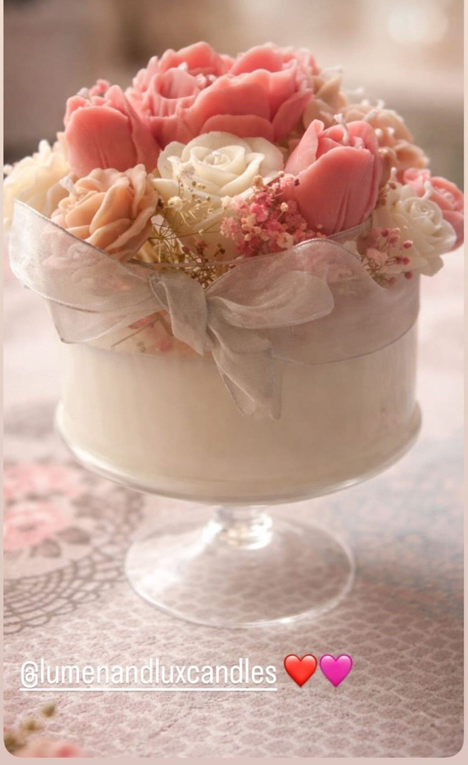 Lumen & Lux "Flower Bouquet" Kaars in Glas op Voet - Met Droogbloemen & Sierlijk Lint - Luxe Handgemaakte Sfeerkaars - Uniek Kraam- of Huwelijkscadeau - Pastel Roze/Wit